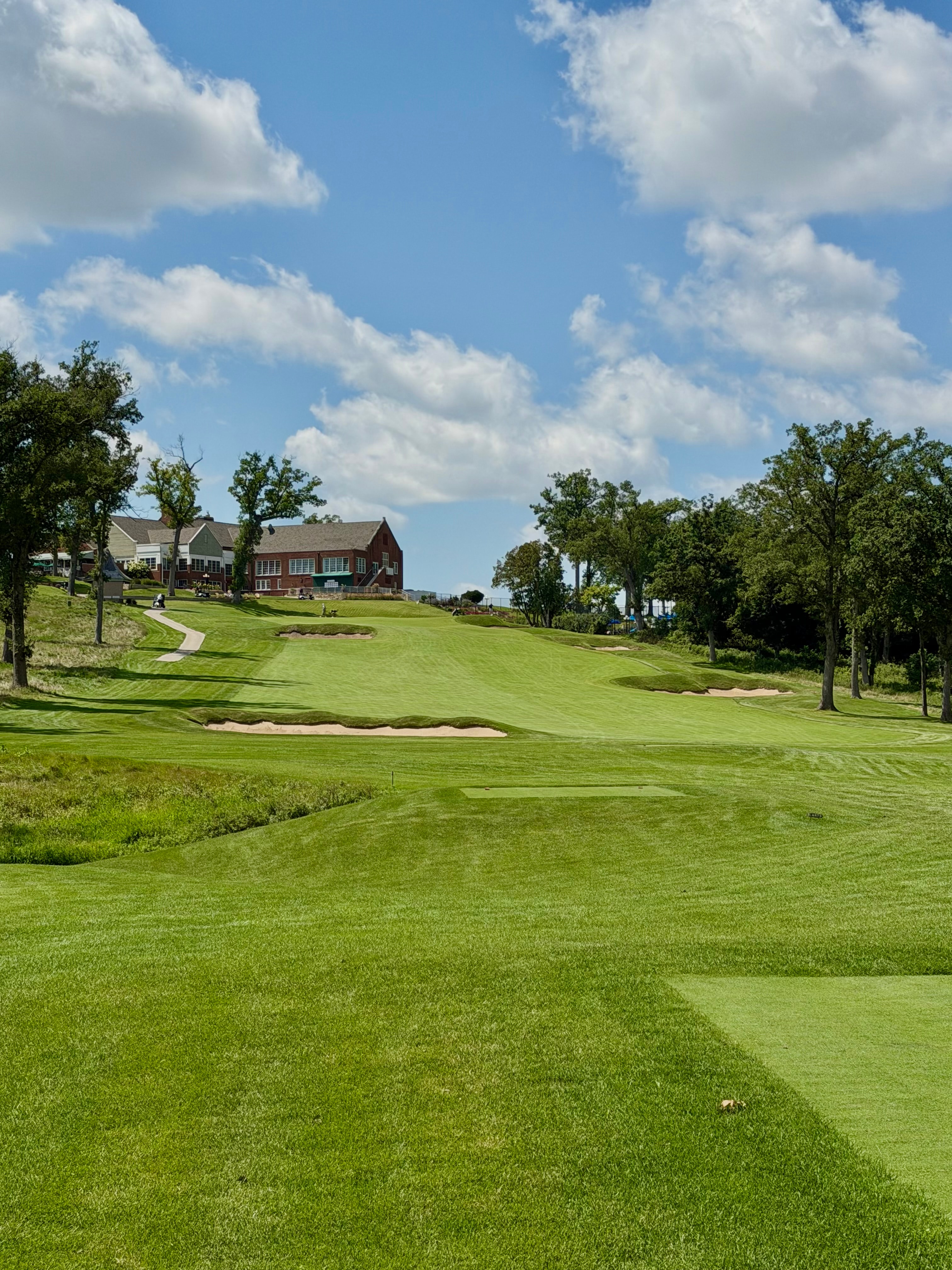 The eighteenth hole climbing toward the clubhouse at Cedar Rapids Country Club